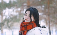 女生迈开腿让男生吃草莓膀胱